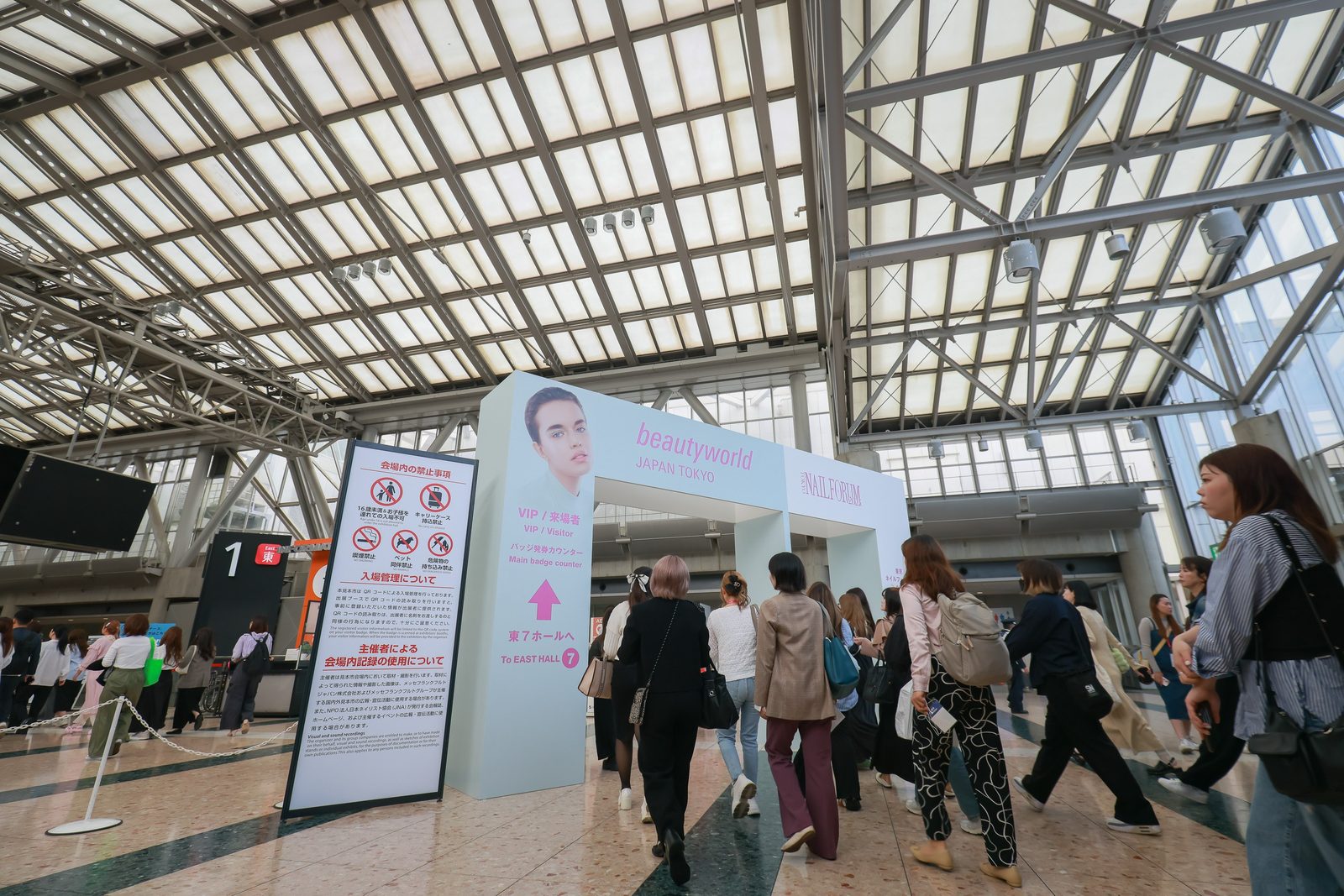 高端专业美容院线仪器与无针水光导入仪展示 - 现场演示射频紧致与超声波深层补水仪器，操作安全受到一致认可。
