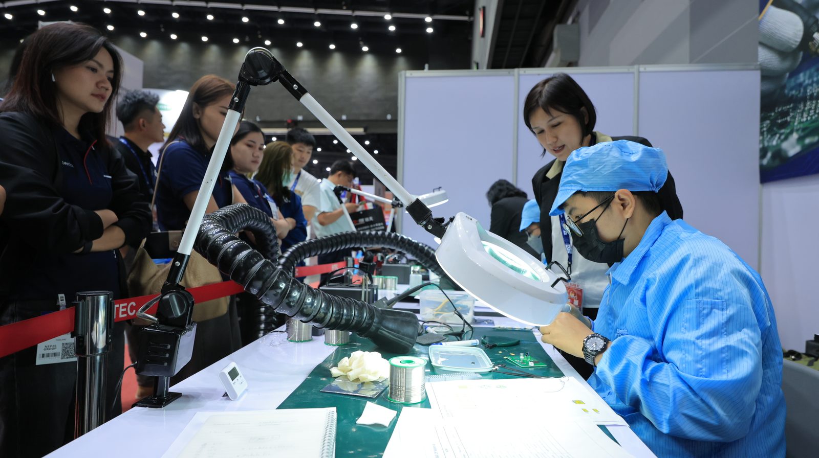 PCB 线路板检测与 3D-AOI 光学检测 - 呈现高分辨率在线 X 射线检测仪与焊点质量自动判别系统。