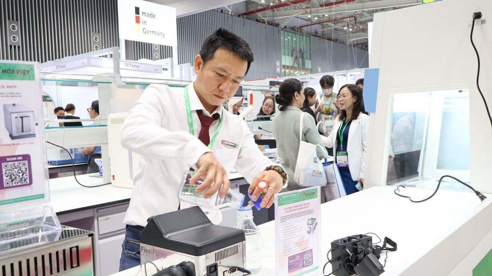 实验实操测试与前沿仪器展示 - 专业技术人员现场演示化学分析与样品滴定流程，展现中国高端智造综合实力。