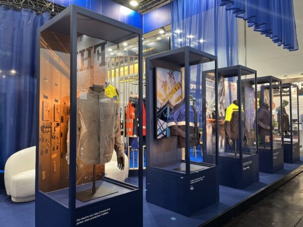 特种高标防护服与阻燃防电弧展台 - 集中展示符合欧洲EN ISO安全标准的特种防护工装，吸引重工业采购商驻足比选。