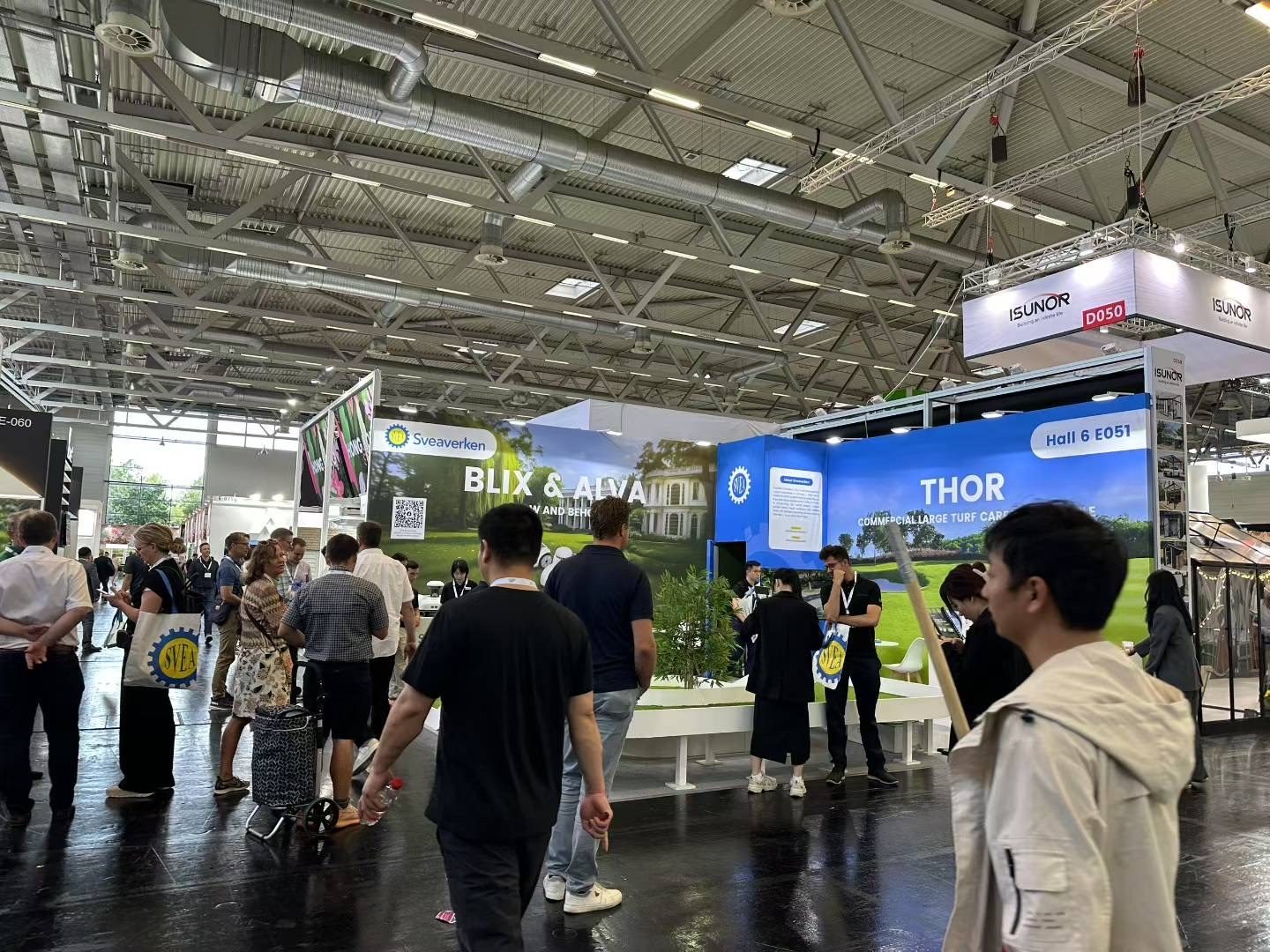 智能化体测与数字化康复理疗设备 - 展示人体成分分析仪、EMS 脉冲穿戴设备及深层肌肉放松舱。