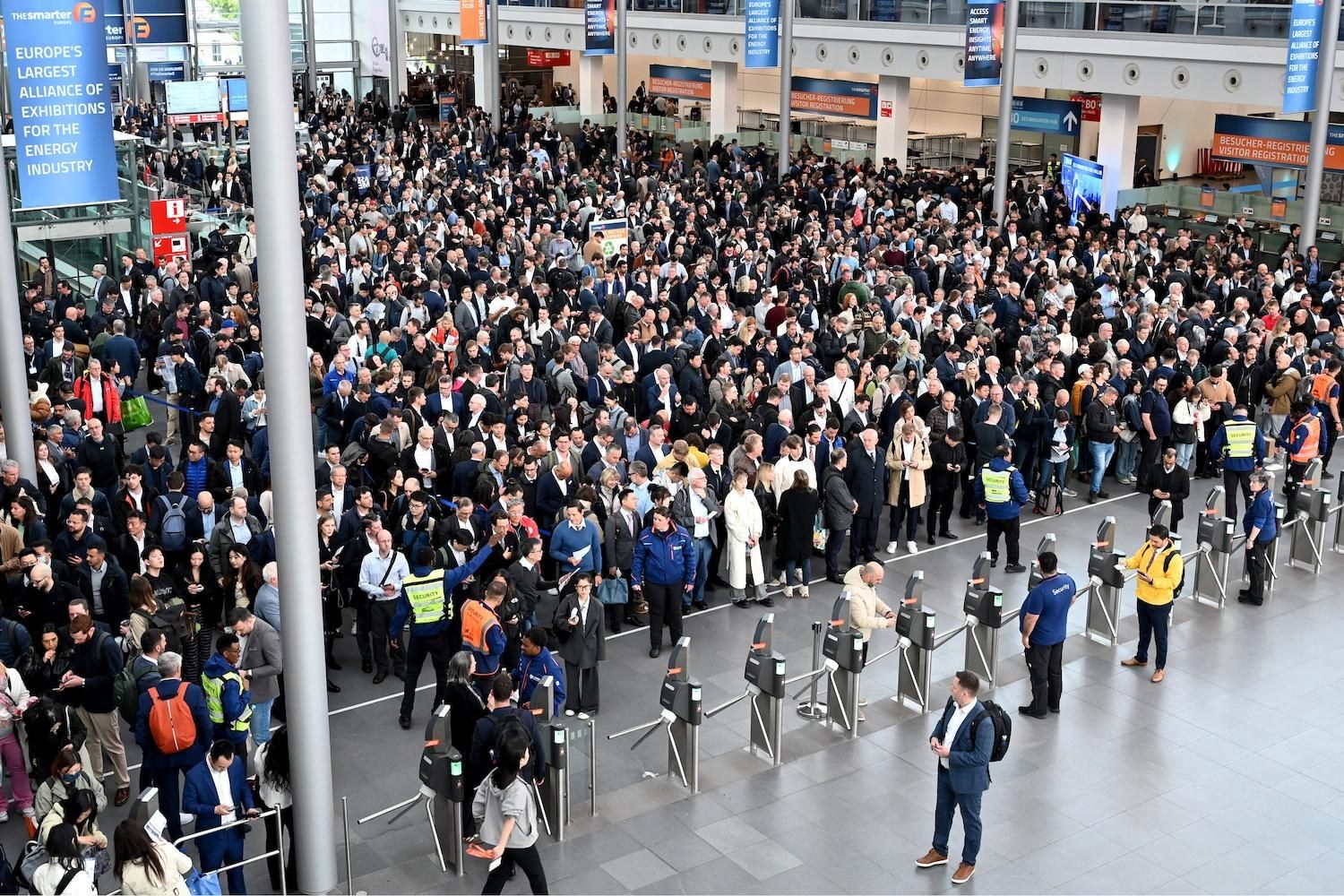 慕尼黑新国际博览中心 Intersolar Europe 展厅全景 - 全球太阳能光伏与储能行业首屈一指的国际超级博览会。