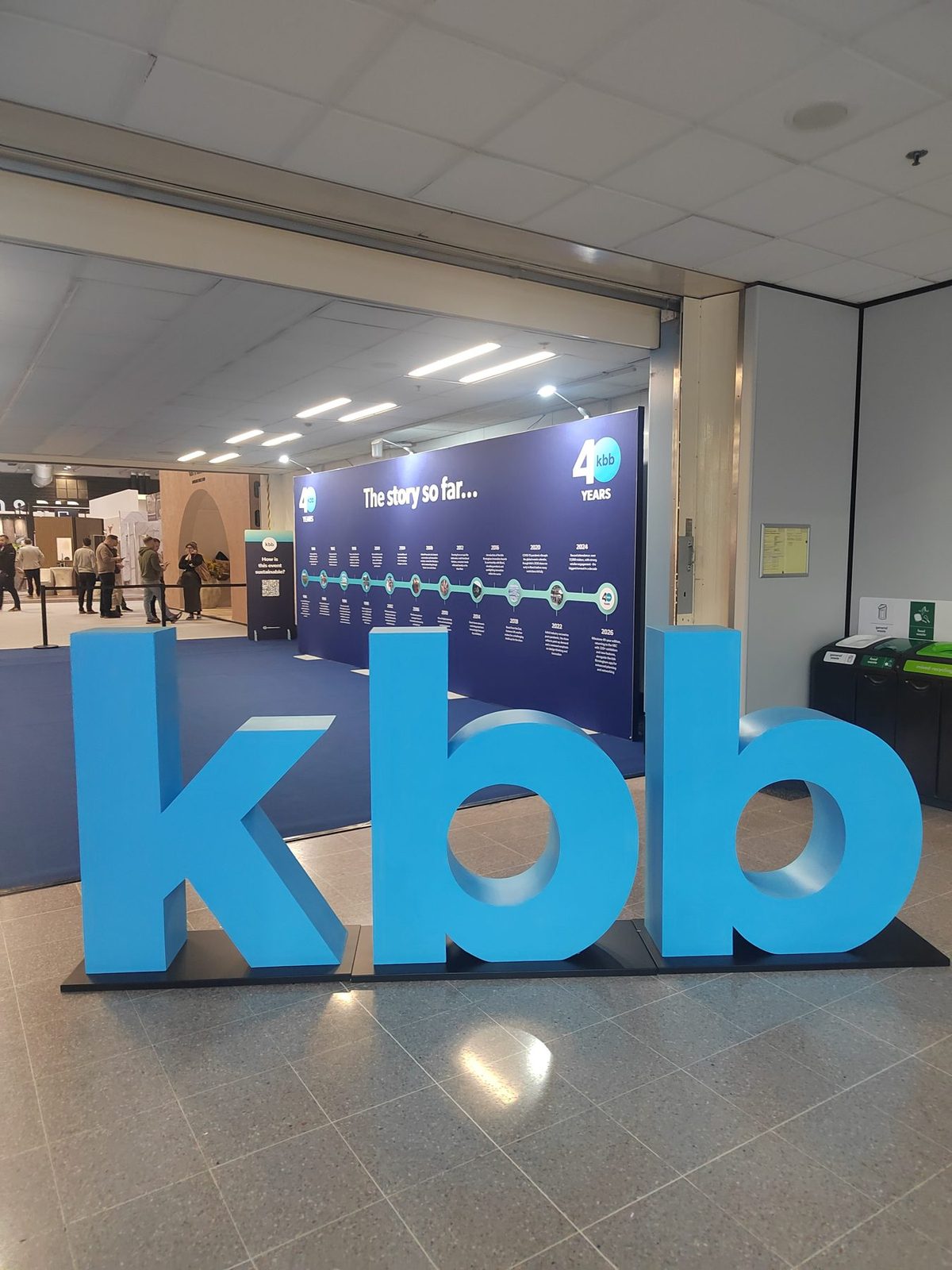 KBB 入口主题标识与观众动线 - 伯明翰国际会展中心 KBB 入口立体标识，观众入场动线有序。