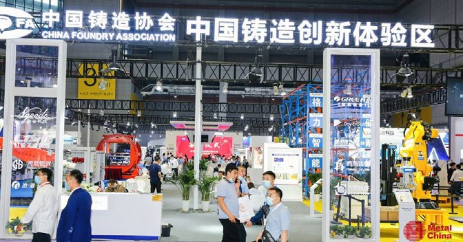 大型一体化压铸岛设备动态实机演示 - 现场呈现万吨级超大型压铸岛与工业机器人自动化除浇口作业。