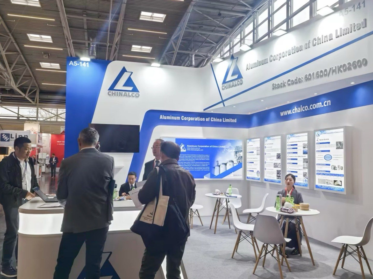 耐火材料与特种高温合金展台交流 - 中外冶金设计院专家与特种耐火耐腐蚀材料供应商细致研讨方案。