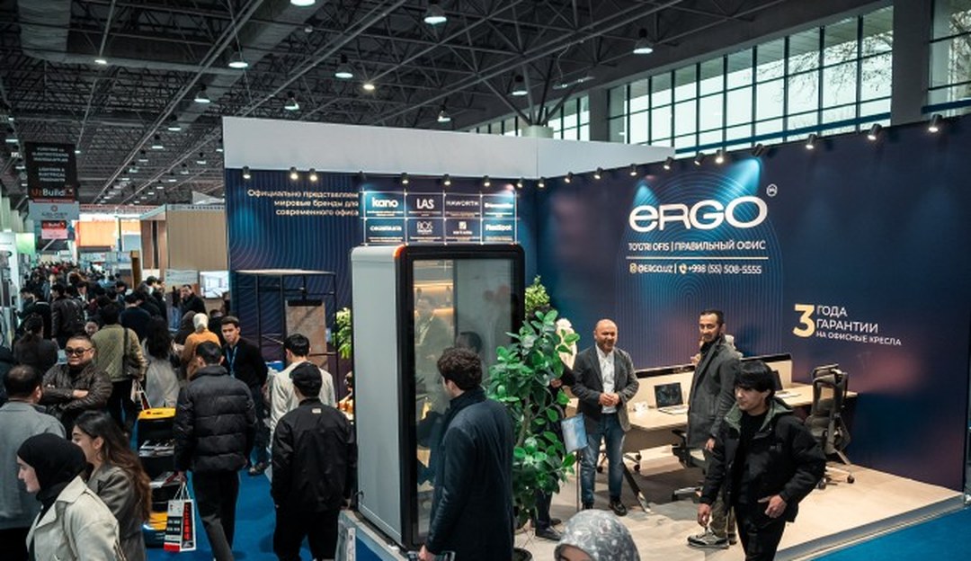 本土门窗品牌 ERGO 特装展台 - PVC 门窗以橱窗式实样展示，对应住宅建设的门窗集中需求。