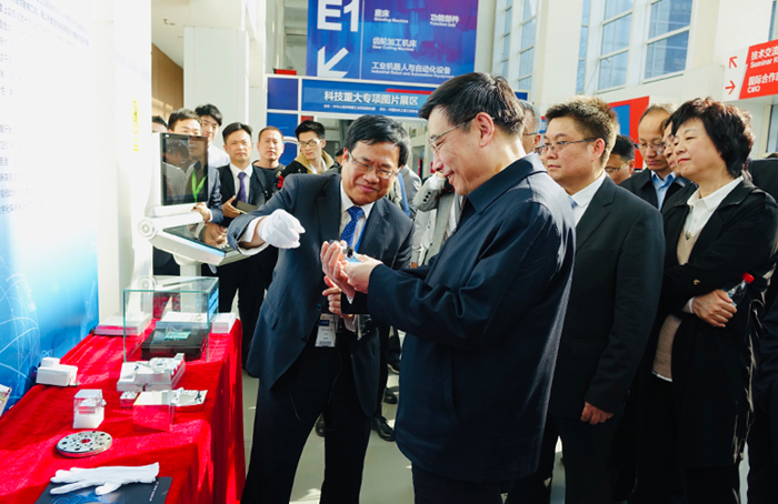 工信部部长苗圩参观机床展科技重大专项图片展区.jpg