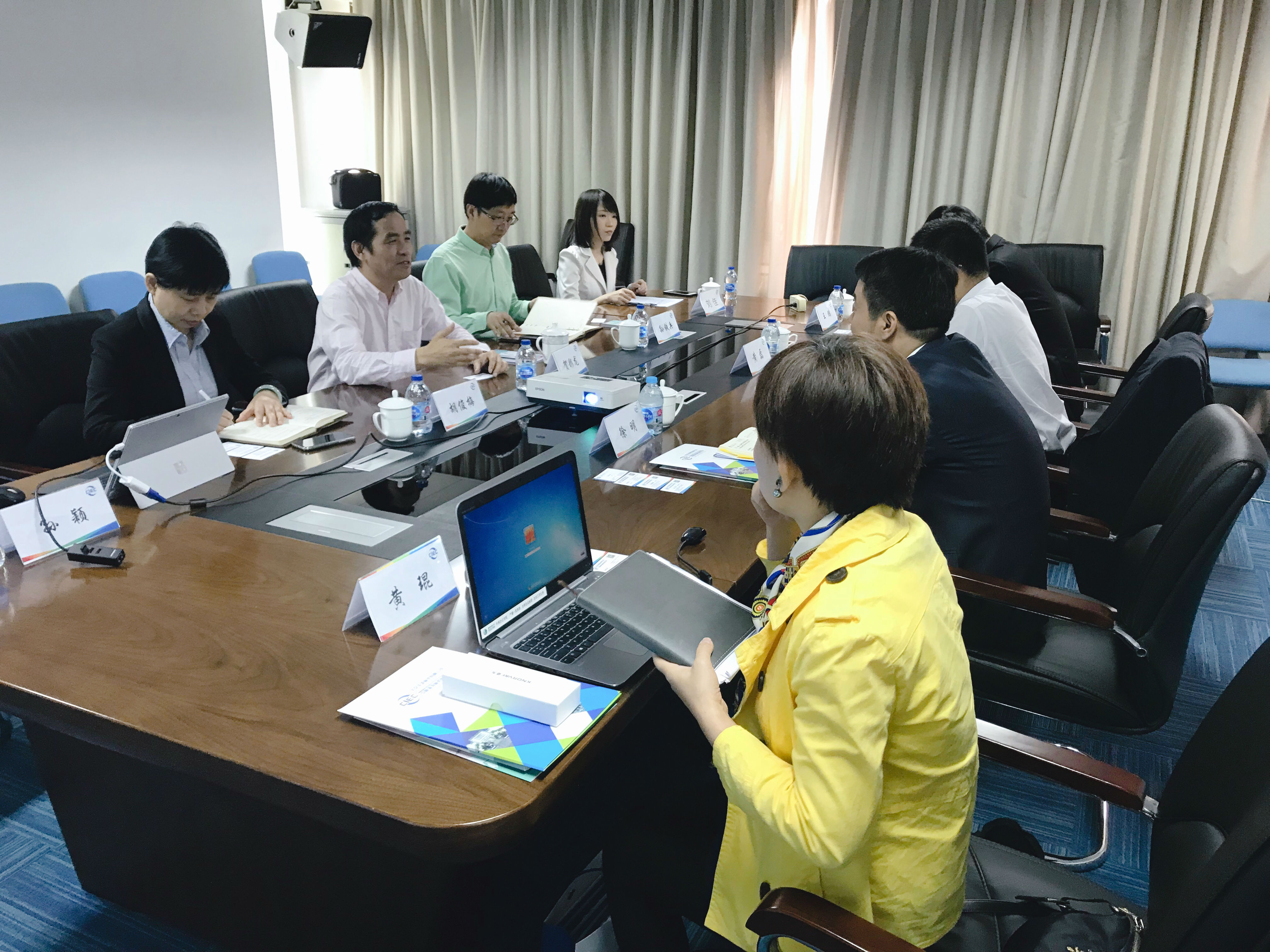集团总裁贺彩龙会见全球能源互联网发展合作组织运行局副局长黄磊一行1.jpg